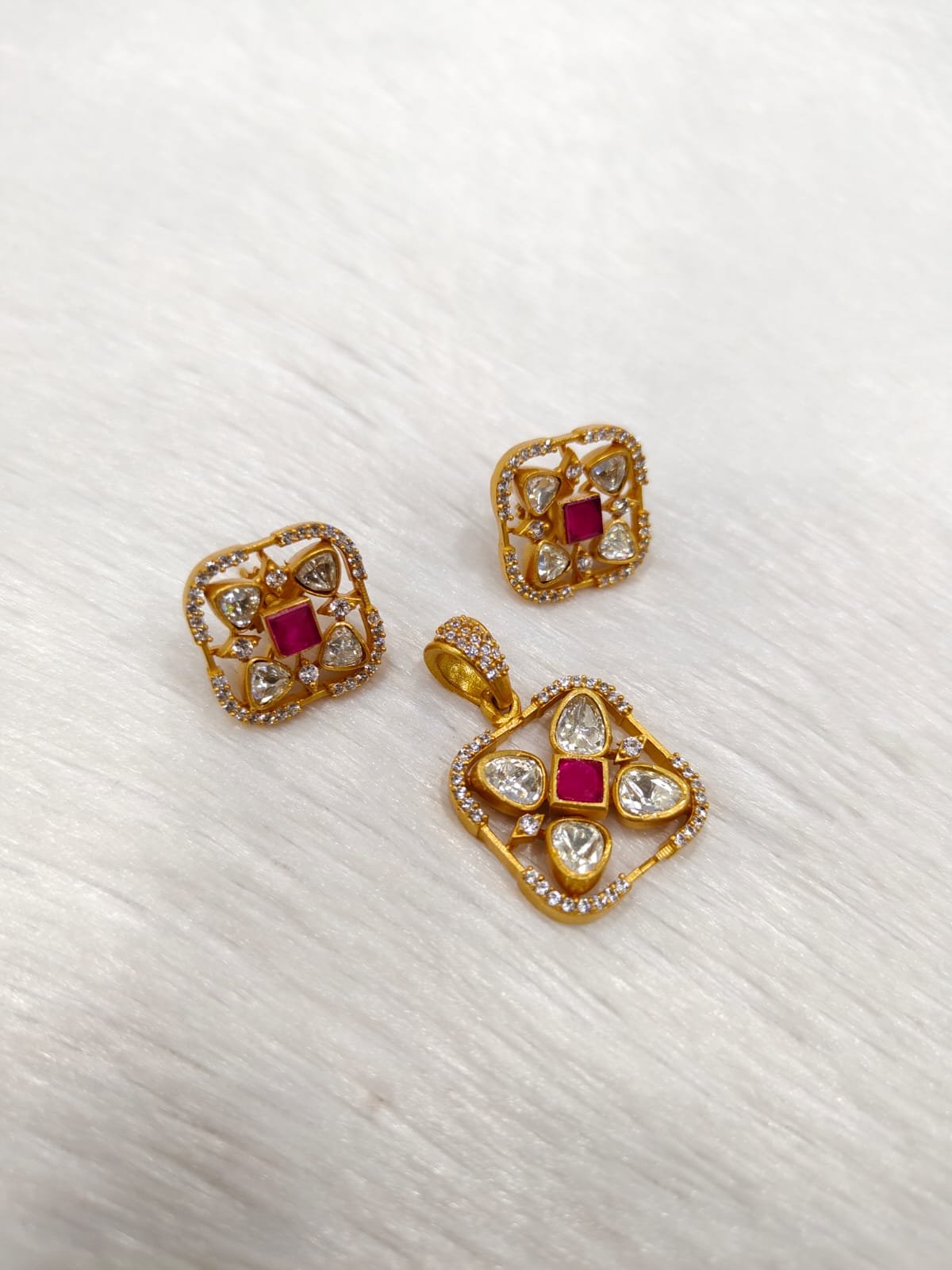 MOSSAINATE PENDANT SET