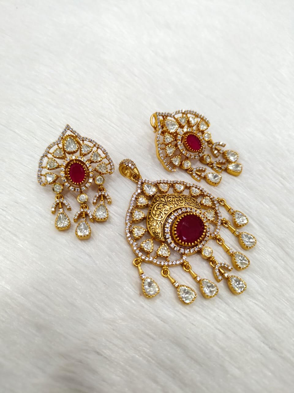 MOSSAINATE RUBY PENDANT SET