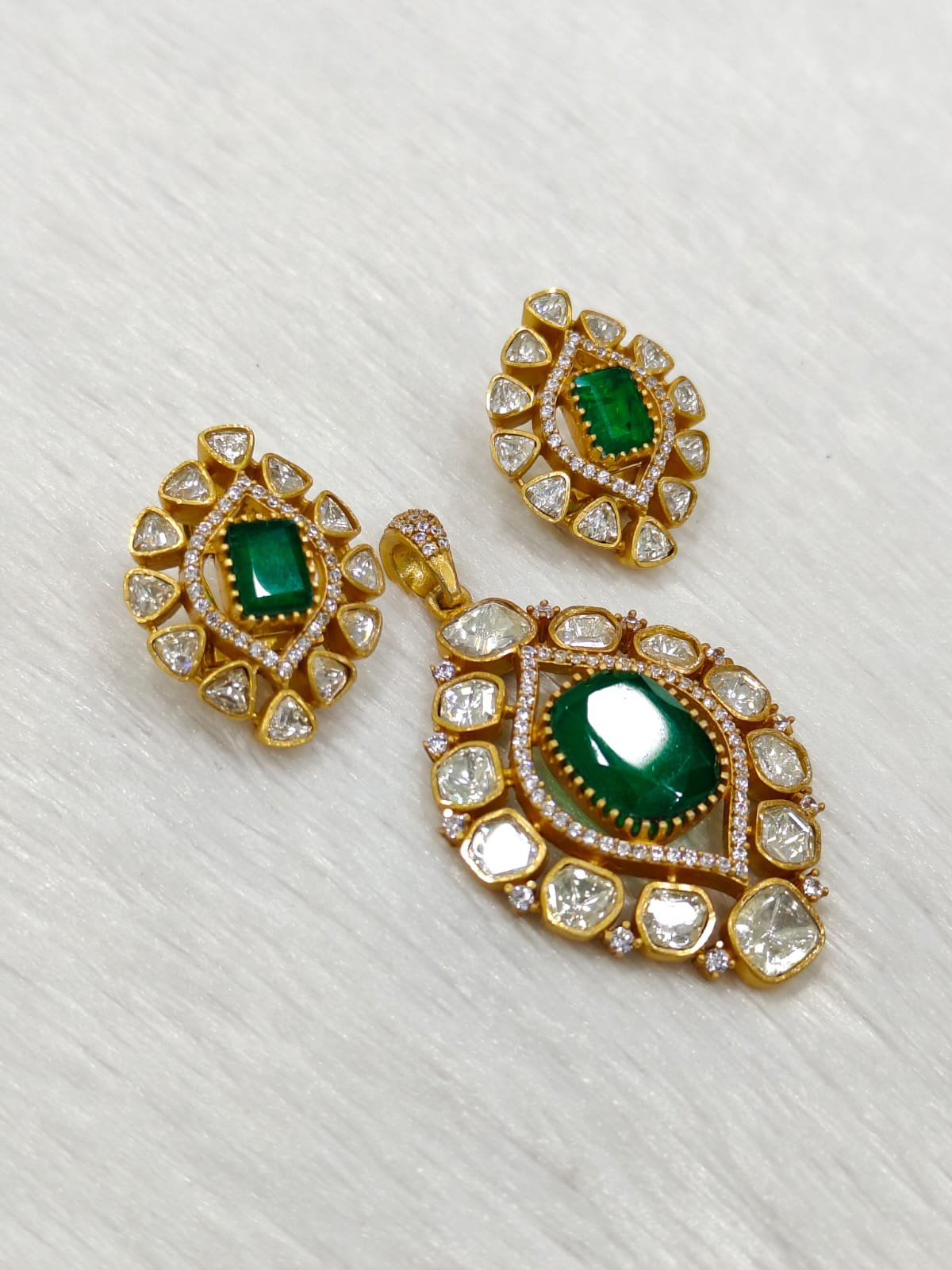 MOSSAINATE EMERALD PENDANT SET