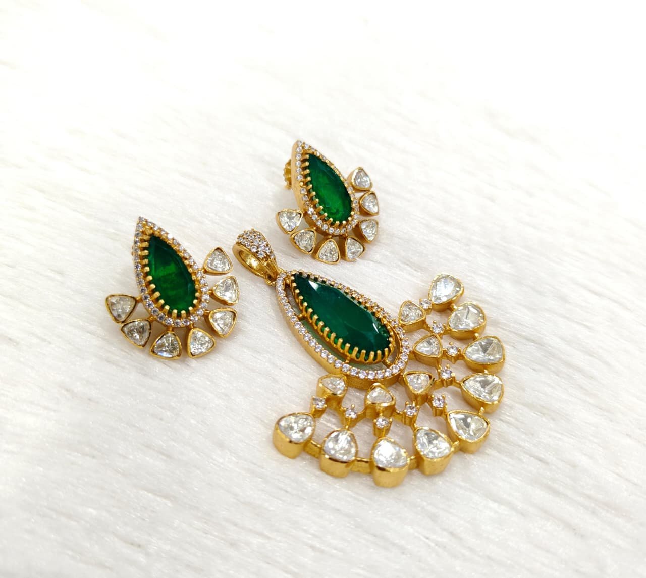 Emerald Green Polki Pendant Set