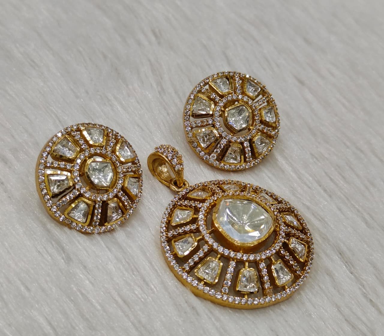 Elegant Polki Pendant Set – Timeless Bridal Elegance